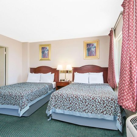Days Inn & Suites By Wyndham Wichita East 외부 사진