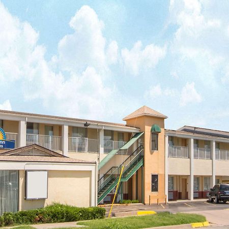 Days Inn & Suites By Wyndham Wichita East 외부 사진