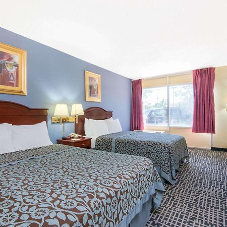 Days Inn & Suites By Wyndham Wichita East 외부 사진