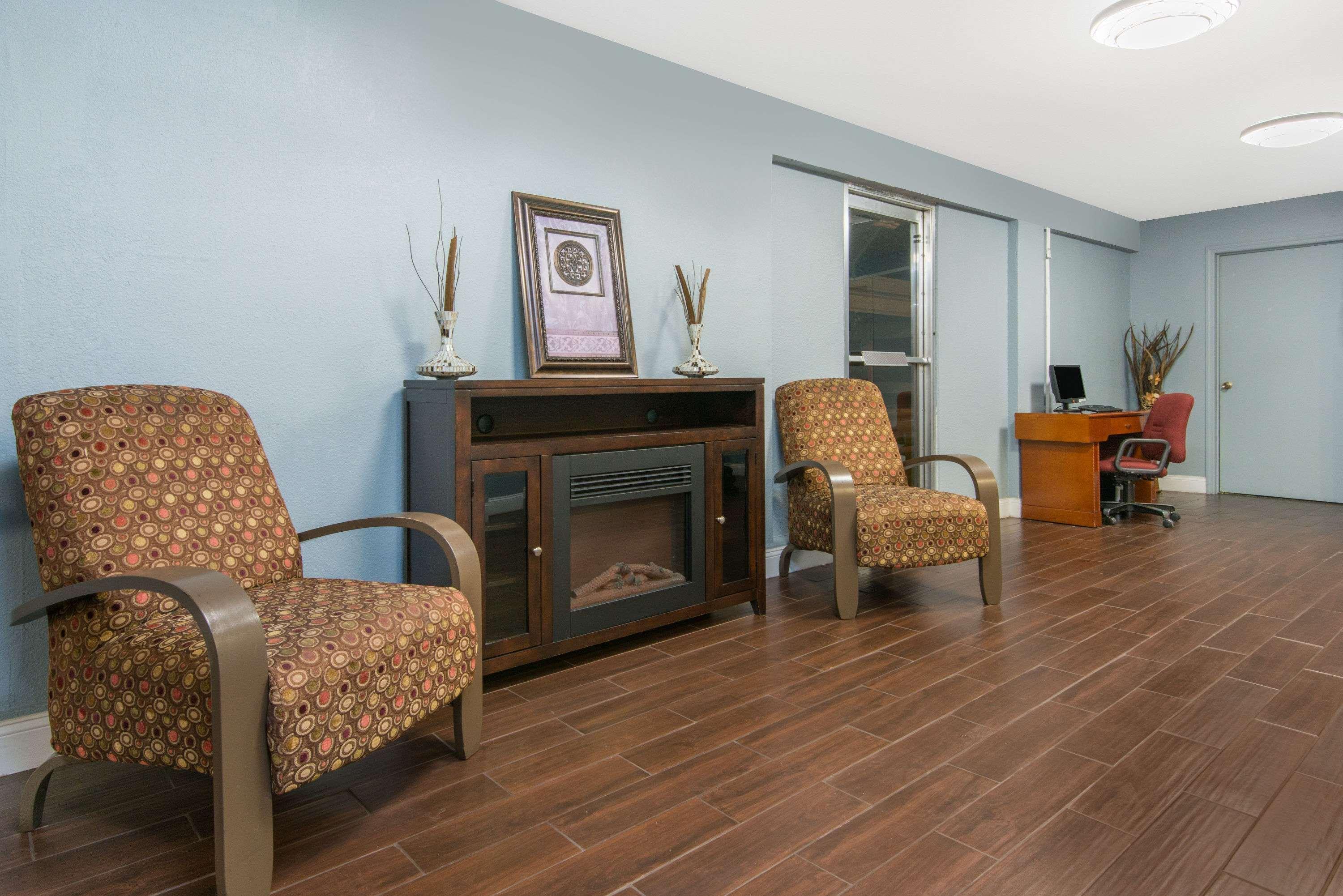 Days Inn & Suites By Wyndham Wichita East 외부 사진