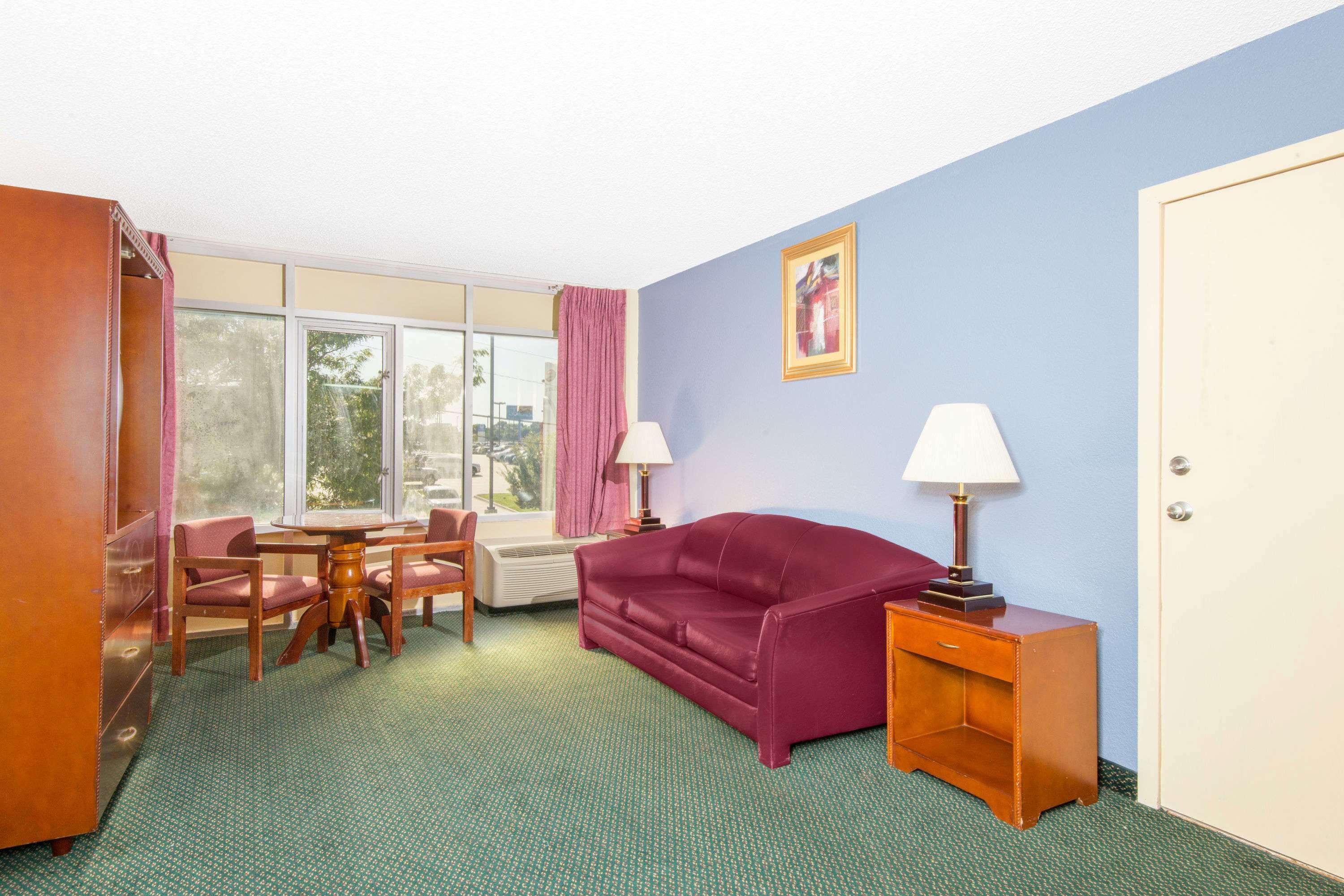 Days Inn & Suites By Wyndham Wichita East 외부 사진