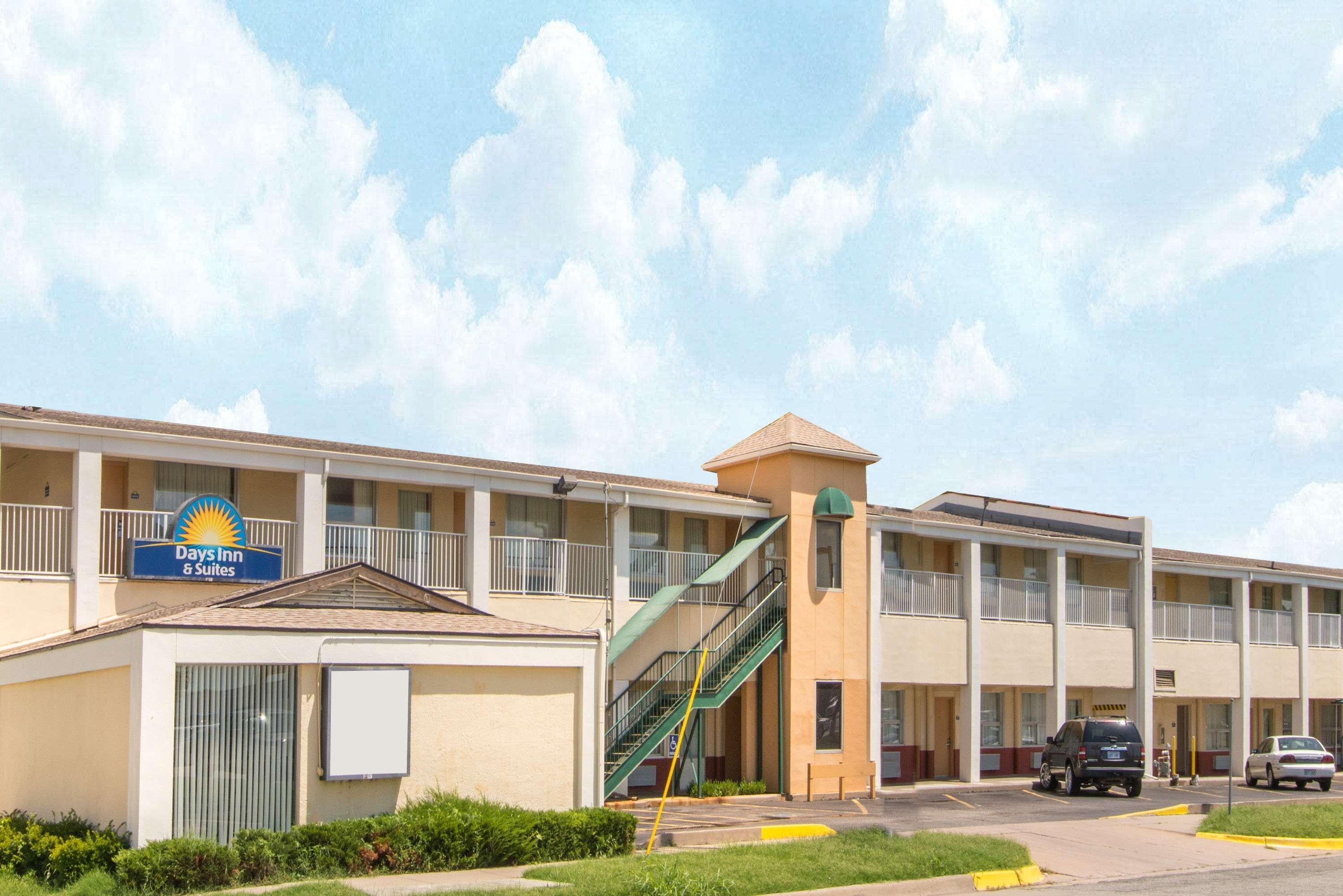 Days Inn & Suites By Wyndham Wichita East 외부 사진