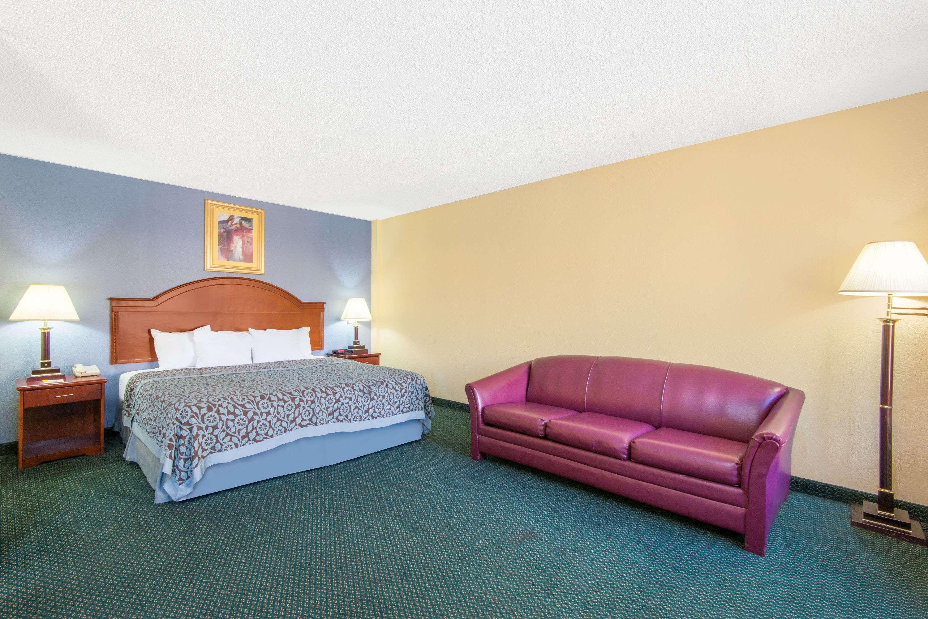 Days Inn & Suites By Wyndham Wichita East 외부 사진