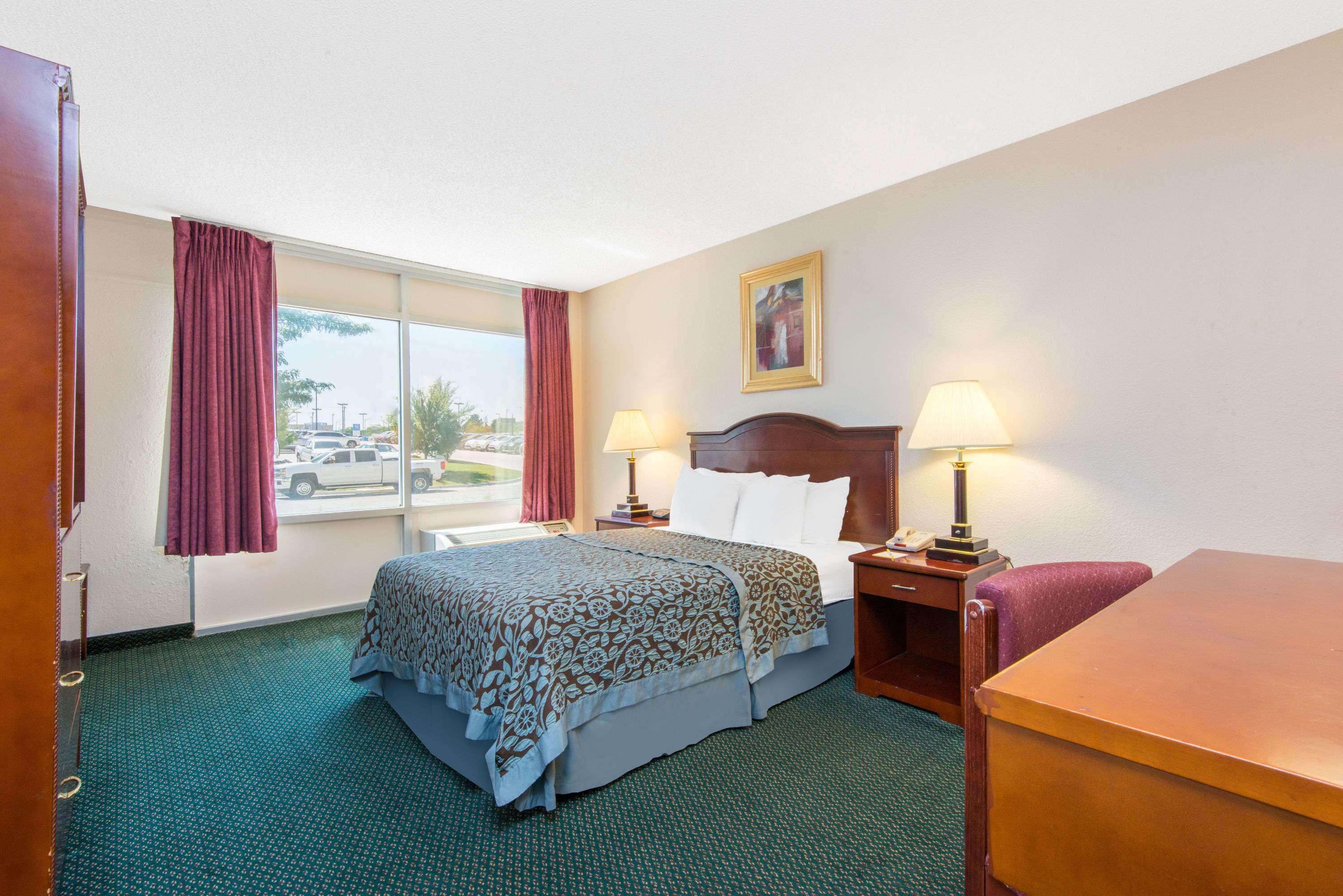 Days Inn & Suites By Wyndham Wichita East 외부 사진