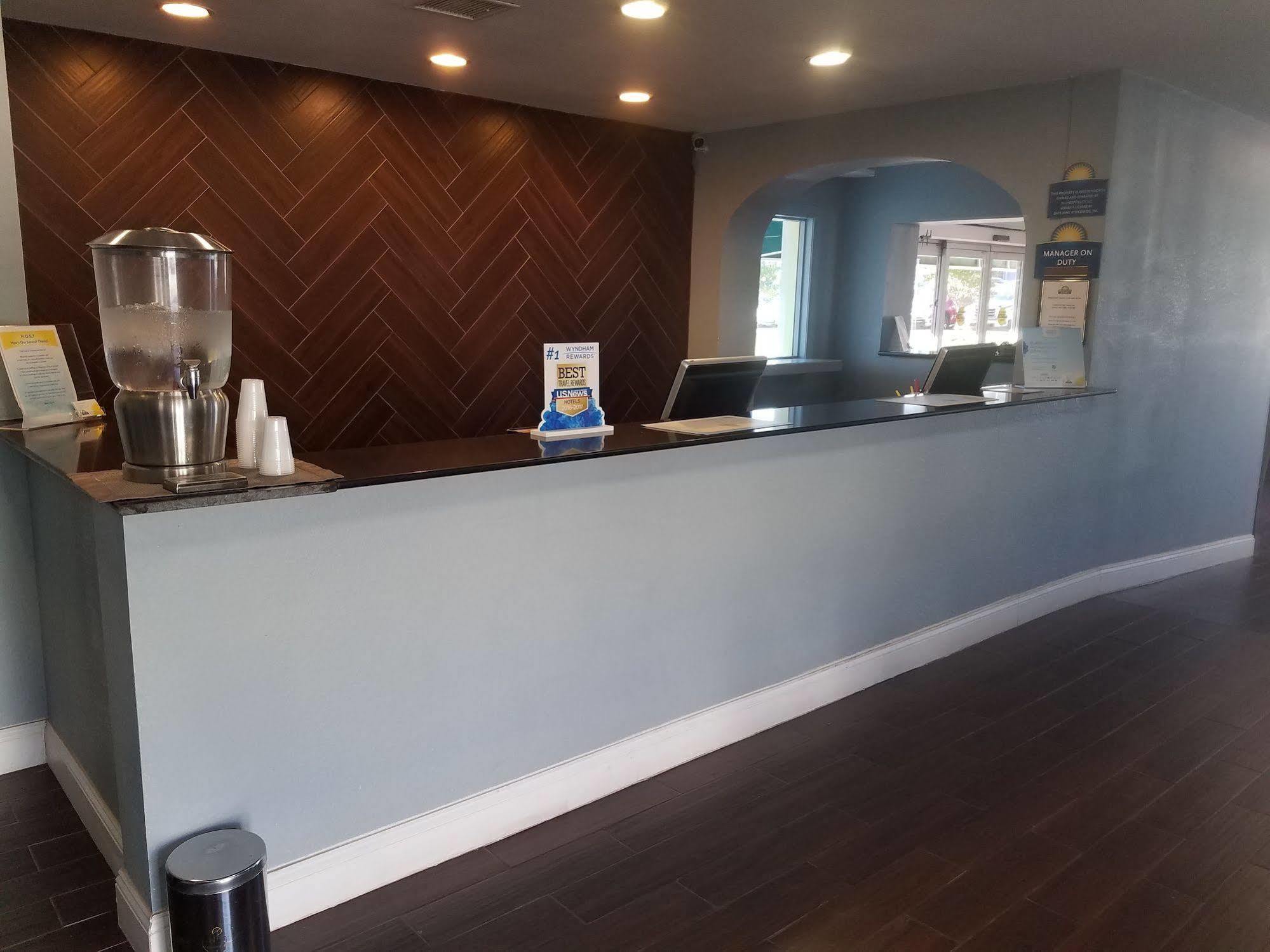 Days Inn & Suites By Wyndham Wichita East 외부 사진