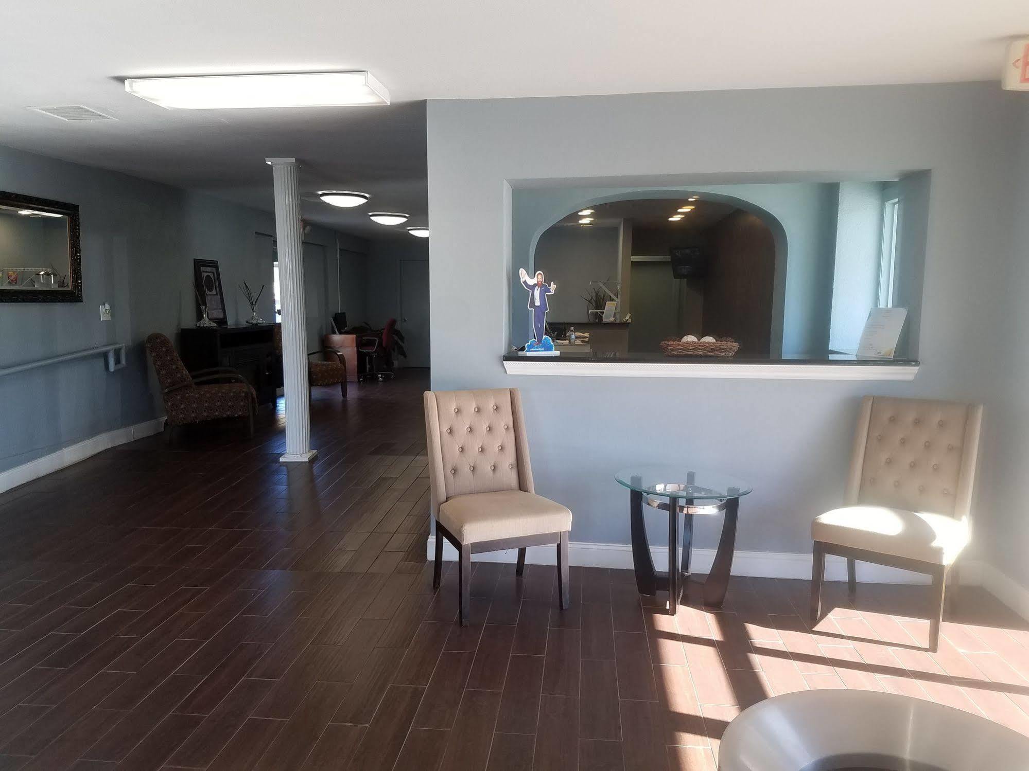 Days Inn & Suites By Wyndham Wichita East 외부 사진