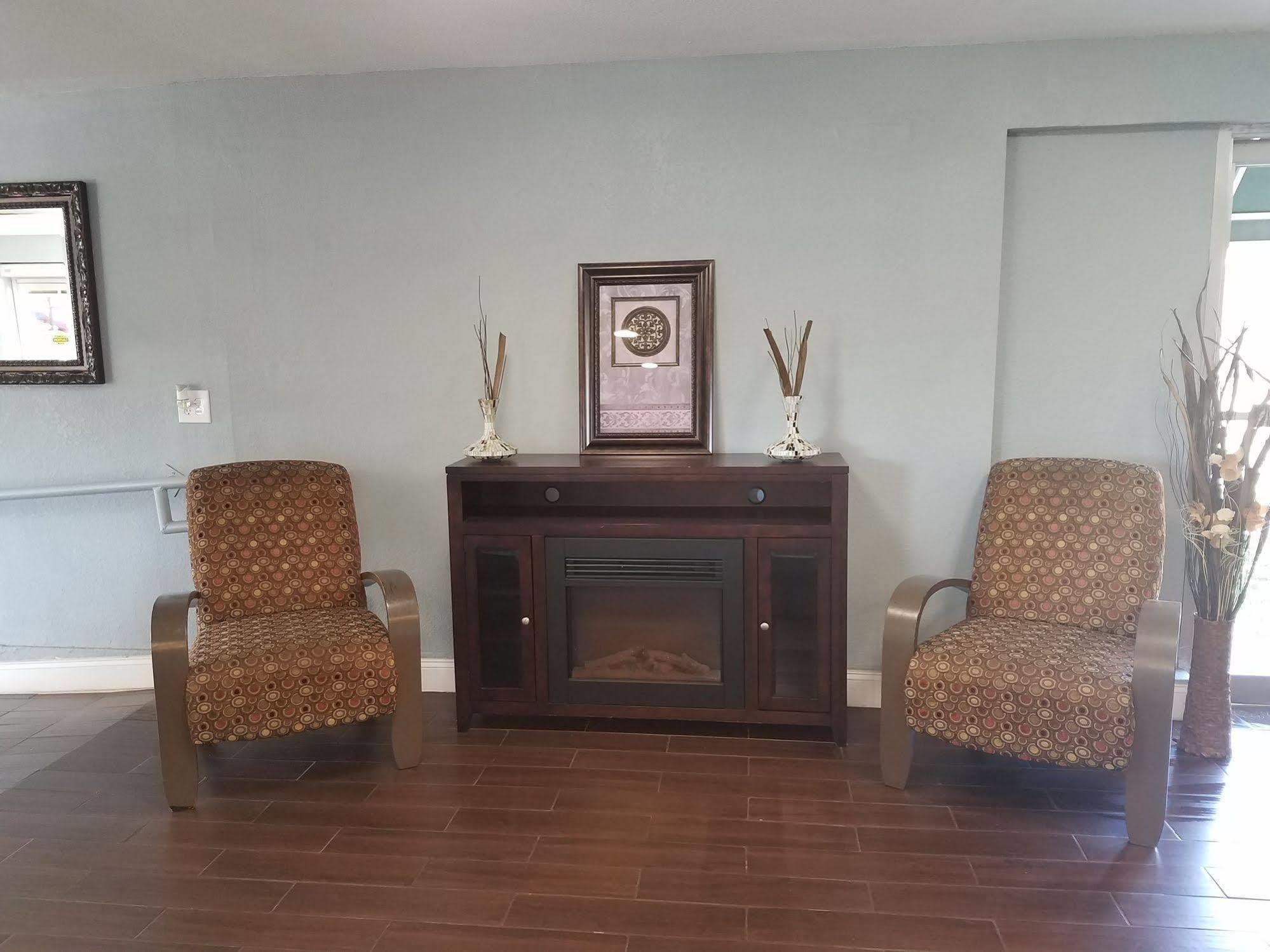 Days Inn & Suites By Wyndham Wichita East 외부 사진