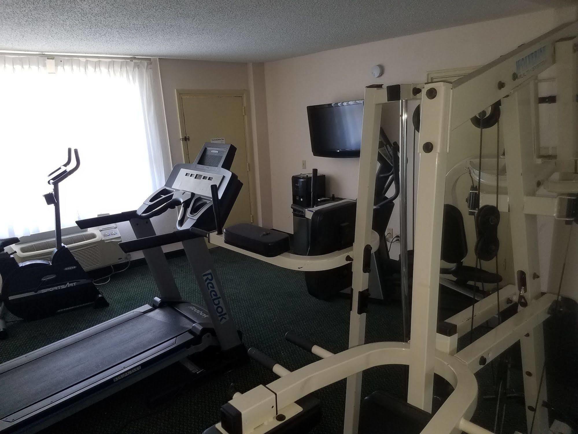 Days Inn & Suites By Wyndham Wichita East 외부 사진