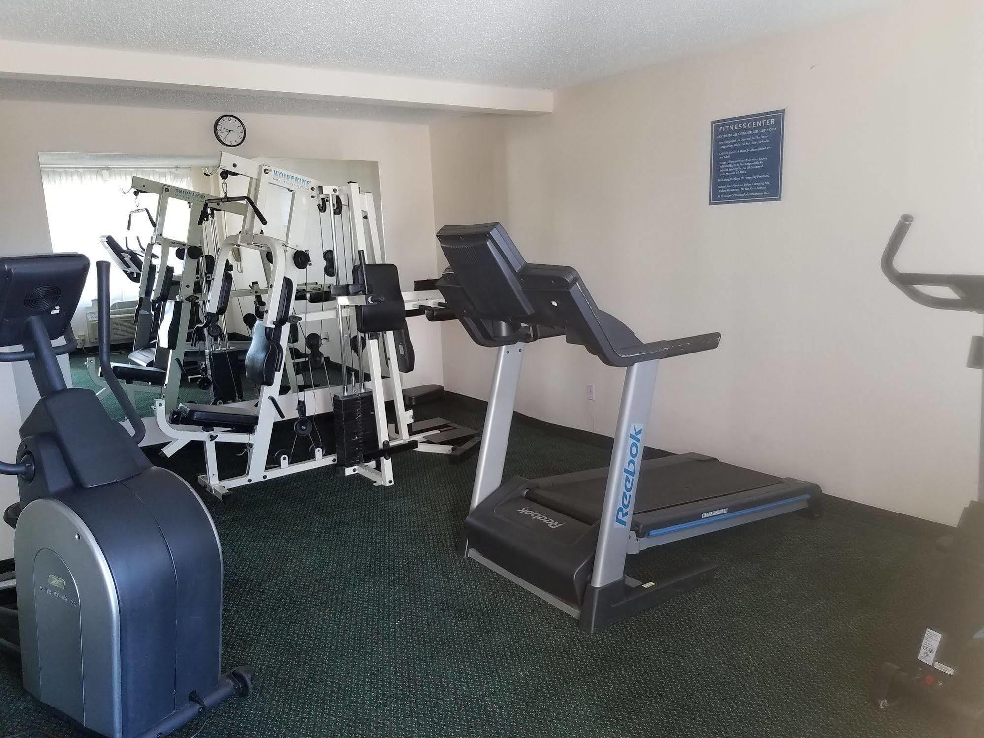 Days Inn & Suites By Wyndham Wichita East 외부 사진