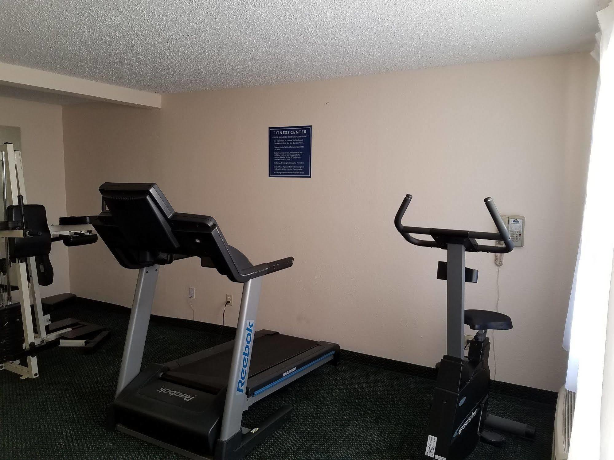 Days Inn & Suites By Wyndham Wichita East 외부 사진