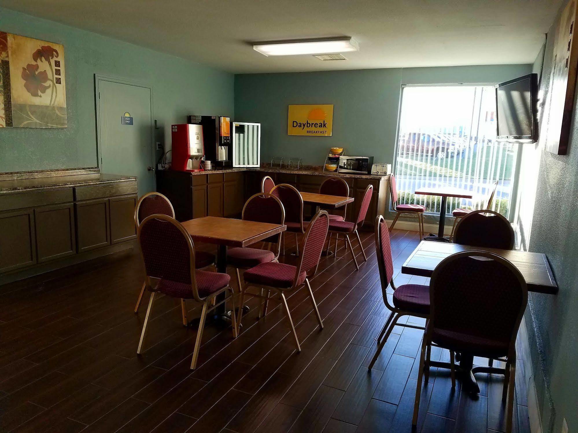 Days Inn & Suites By Wyndham Wichita East 외부 사진