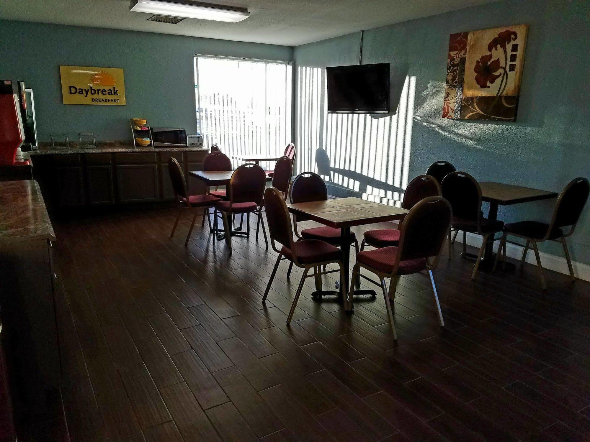 Days Inn & Suites By Wyndham Wichita East 외부 사진