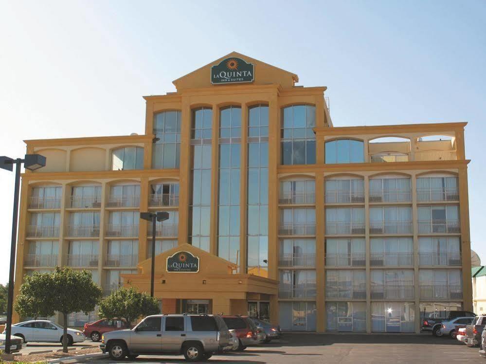Days Inn & Suites By Wyndham Wichita East 외부 사진