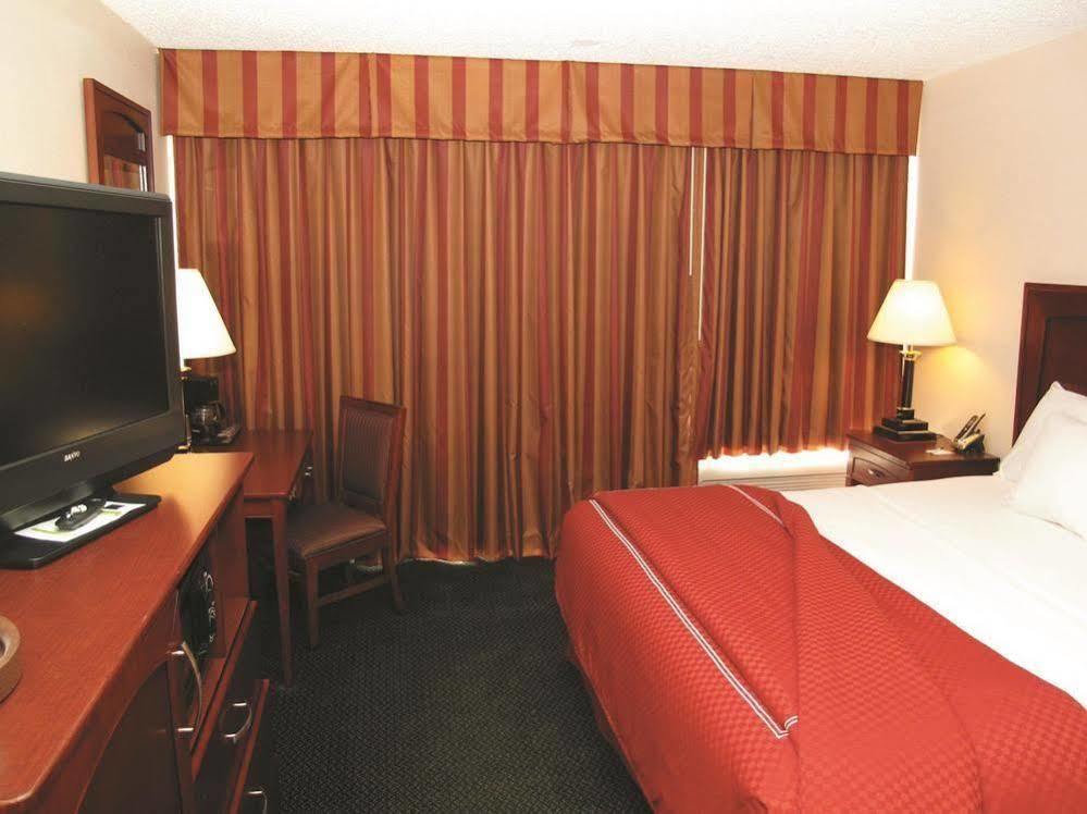 Days Inn & Suites By Wyndham Wichita East 외부 사진