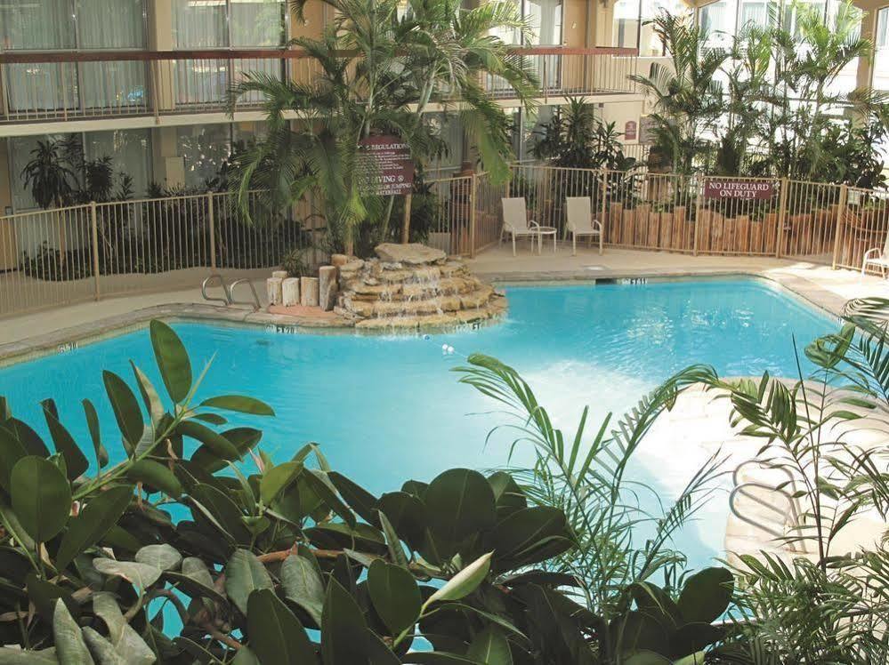 Days Inn & Suites By Wyndham Wichita East 외부 사진