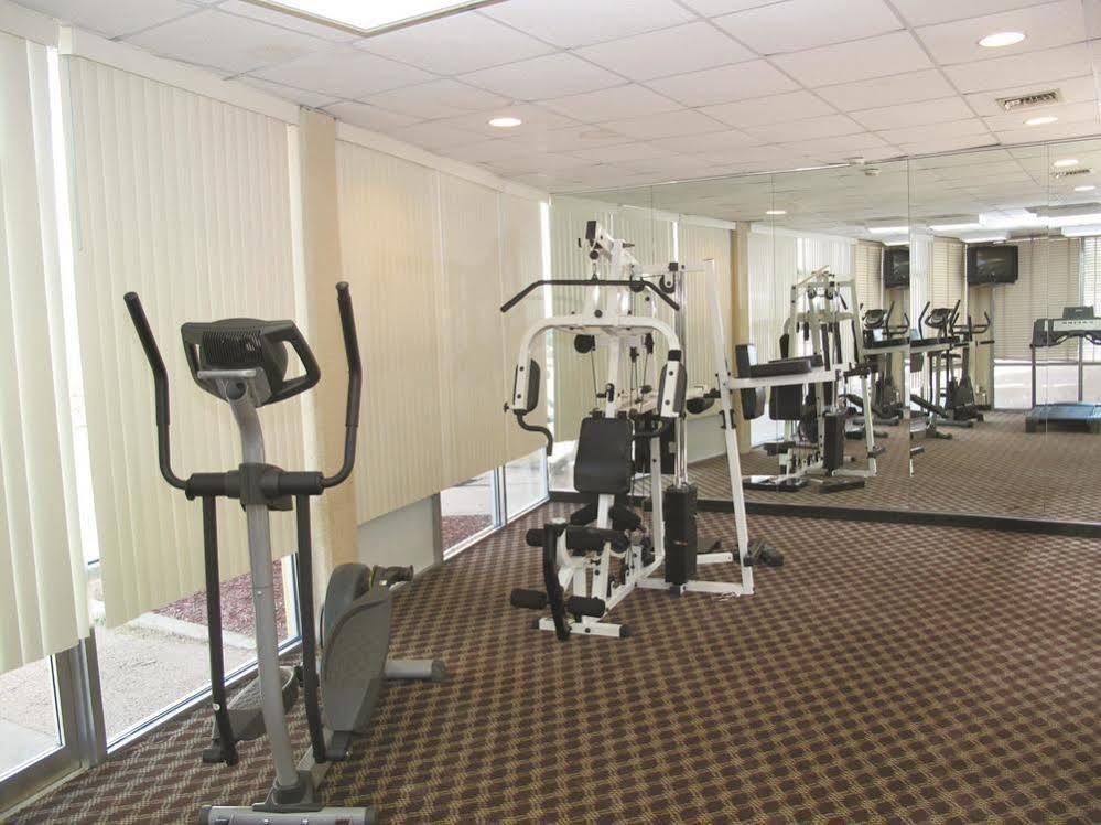 Days Inn & Suites By Wyndham Wichita East 외부 사진